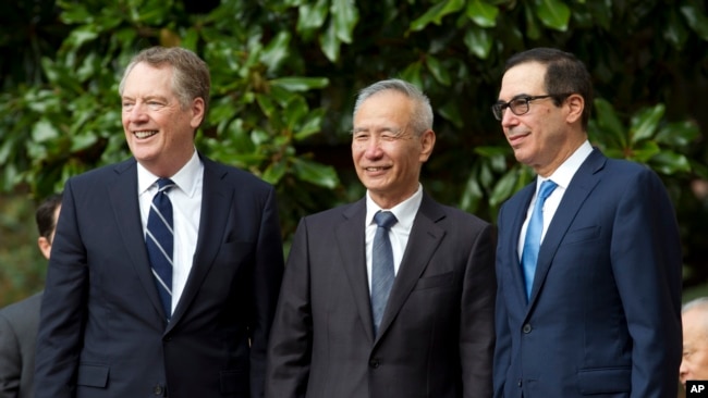 2019年10月10日美国贸易代表莱特希泽(左),中国副总理刘鹤(中),美国财政部长姆努钦(右)在美国贸易代表处前面合影。