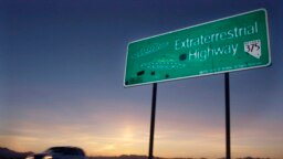 Archivo - En esta foto del 10 de abril de 2002, un vehículo se desplaza por la Carretera Extraterrestre, cerca de Rachel, Nevada, la población más cercana al Área 51.