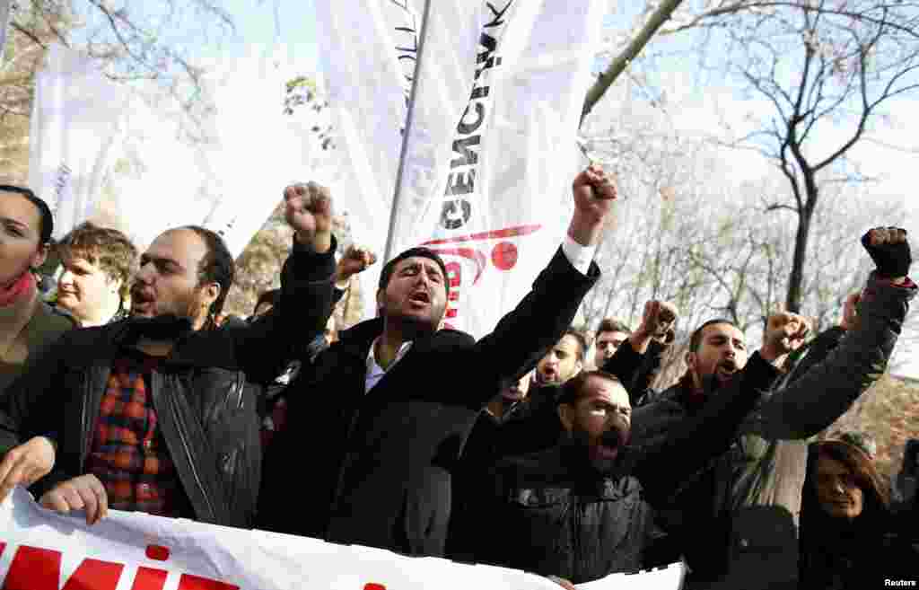 Demonstran meneriakkan slogan menentang PM Turki Tayyip Erdogan dalam sebuah demonstrasi di Ankara.