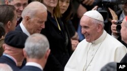 Le pape François serre la main du vice-président Joe Biden alors qu'il participe à un congrès sur les progrès de la médecine régénérative et son impact culturel, qui se tient dans la salle Pape Paul VI au Vatican, le jeudi 29 octobre 2021. (AP Photo/Andrew Medichini)