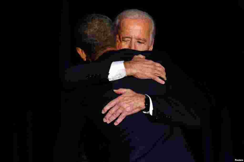 Presiden AS Barack Obama berpelukan dengan Wakil Presiden Joe Biden usai menyampaikan pidato perpisahan di McCormick Place di Chicago (10/1). (Reuters/Jonathan Ernst)