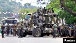 سری لنکا کے کاندی کے علاقے میں فسادات کے بعد فوجی دستے تعینات ہیں۔ 6 مارچ 2017