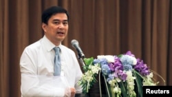 Lãnh tụ đối lập Thái Lan Abhisit Vejjajiva phát biểu trong 1 cuộc họp báo tại 1 khách sạn ở Bangkok, 3/5/2014