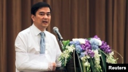 Thailand's opposition leader and former Prime Minister Abhisit Vejjajiva speaks during a news conference at a hotel in Bangkok, May 3, 2014.