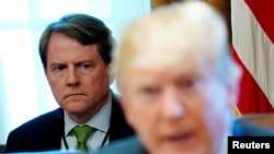 دان مک‌گان، وکیل سابق کاخ سفید، پشت سر دونالد ترامپ رئیس جمهوری وقت آمریکا در یک جلسه کابینه در کاخ سفید، واشنگتن دی‌سی، ٢١ ژوئن ٢٠١٨. (منبع: رویترز)