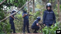 ၂၀၁၇ မတ်လအတွင်း စစ်သွေးကြွများကို ဘင်္ဂလားဒေ့ရှ်ရဲများစောင့်ကြည့်နေစဉ် 