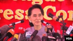 មេដឹកនាំ​គណបក្ស​ប្រឆាំង​នៅ​មីយ៉ាន់ម៉ា​ លោកស្រី Aung San Suu Kyi ថ្លែង​នៅ​សន្និសីទ​កាសែត​មួយ​នៅ​គេហដ្ឋាន​របស់​លោកស្រី​នៅ​ក្នុង​ក្រុង​រ៉ង់ហ្គូន ប្រទេស​មីយ៉ាន់ម៉ា កាលពី​ថ្ងៃទី៥ ខែវិច្ឆិកា ឆ្នាំ២០១៥។
