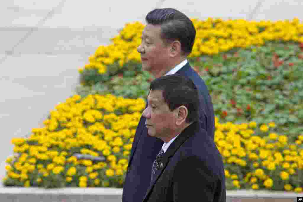 حضور شی جین پینگ، رئیس جمهور چین، و رودریگو دوترته، رئیس جمهور فیلیپین، در مراسم استقبال برای دوترته در پکن چین. دوترته به تازگی اعلام کرد از آمریکا جدا و زیر حمایت چین می رویم.