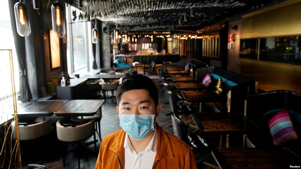 上海市中心seul&SEUL饭店的老板Bill Hu戴着口罩站在空无一人的店堂里。(2020年2月12日)