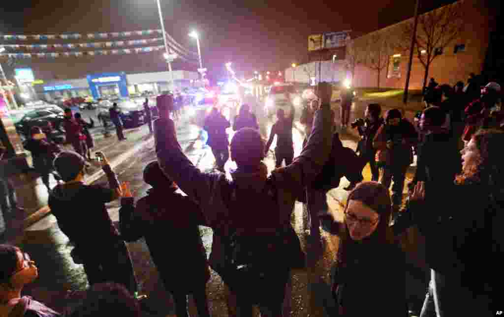 Người biểu tình chặn một ngã tư trong lúc tuần hành qua các đường phố ở Ferguson, St Louis, Missouri.