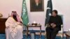 Putra Mahkota Arab Saudi Mohammed bin Salman (kiri) bertemu PM Pakistan Imran Khan di Islamabad, hari Minggu (17/2). 