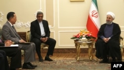 하산 로하니 이란 대통령(오른쪽)이 8일 테헤란에서 리용호 북한 외무상(왼쪽)을 만나고 있다. 로하니 대통령은 이 자리에서 미국의 이란핵합의(JCPOA)탈퇴에 이은 제재 복원과 관련해 "미국은 어떤 의무도 지키지 않는, 믿을 수 없는 나라"라고 말했다. 