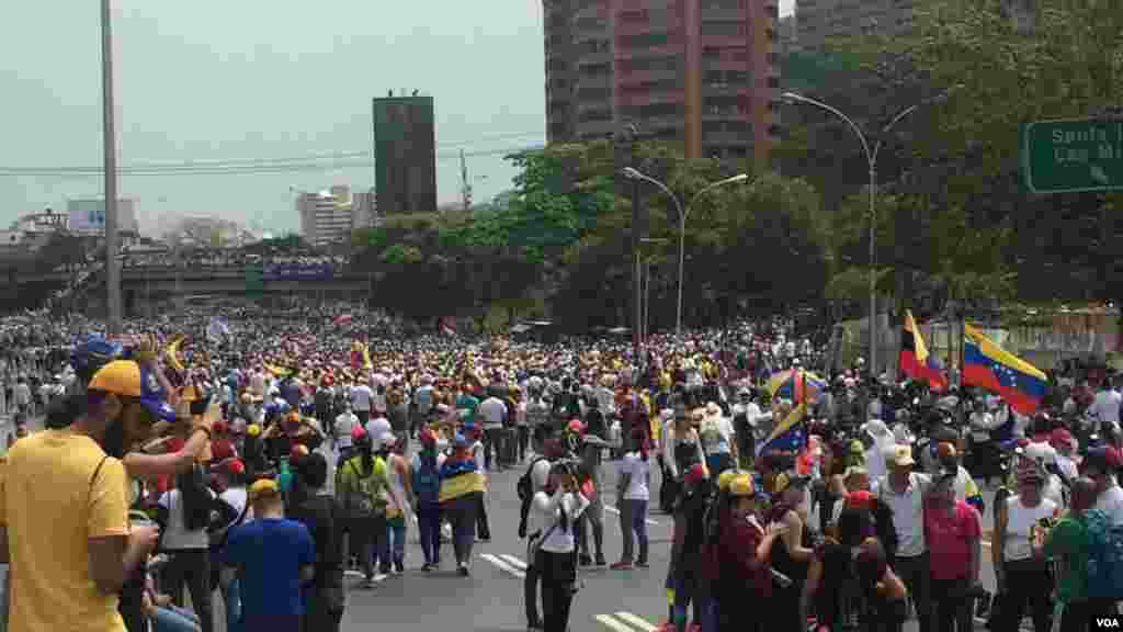 La Voz de América recorre las calles de Caracas en un día donde la ciudad está paralizada debido a la convocatoria de la &quot;Madre de todas las marchas&quot; por parte de la oposición y la contramarcha por parte del gobierno de Nicolás Maduro.