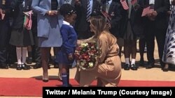 La Première Dame des Etats-Unis Melania Trump est accueillie avec une gerbe de fleurs à l’aéroport de Lilongwe, au Malawi, 4 septembre 2018. (Twitter/Melania Trump)