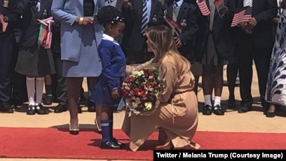 La Première Dame des Etats-Unis Melania Trump est accueillie avec une gerbe de fleurs à l’aéroport de Lilongwe, au Malawi, 4 septembre 2018. (Twitter/Melania Trump)