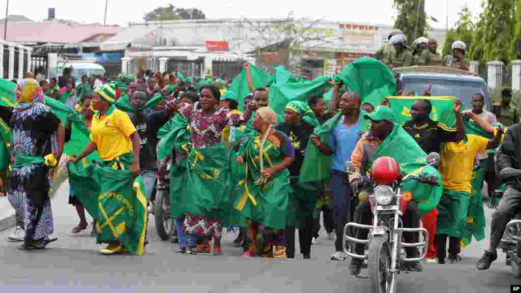 Wafuasi wa chama tawala Tanzania CCM Washerehekea ushindi wa mgombea rais John Magufuli