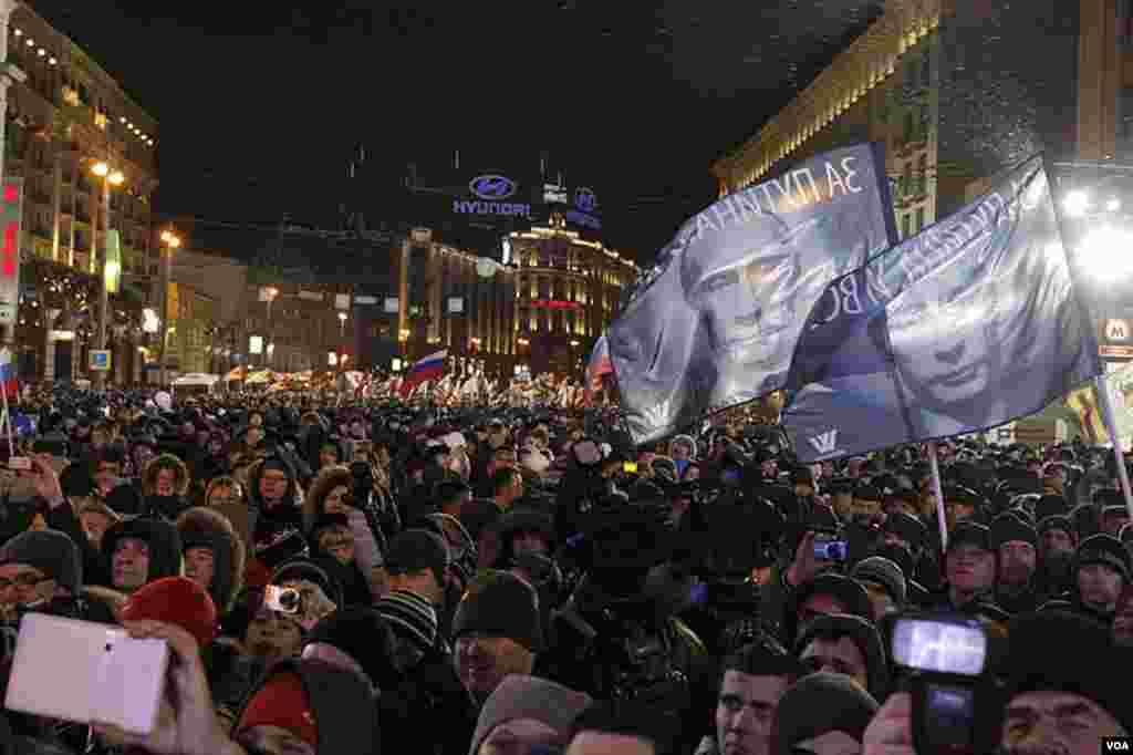 People rally in support of Russian Prime Minister and presidential candidate Vladimir Putin in Moscow, March 4, 2012. Mr. Putin has declared victory. (AP)