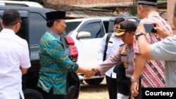 Menkopolhukam Wiranto baru tiba di alun-alun kecamatan Menes, kabupaten Pandeglang, Jawa Barat Kamis (10/10) sekitar jam 11 siang. (courtesy: sumber publik)