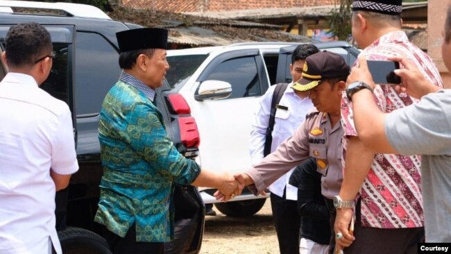Menkopolhukam Wiranto baru tiba di alun-alun kecamatan Menes, kabupaten Pandeglang, Jawa Barat Kamis (10/10) sekitar jam 11 siang. (courtesy: sumber publik)