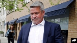 Bill Shine, ancien dirigeant de Fox News, quitte un restaurant new-yorkais le 24 avril 2017. 