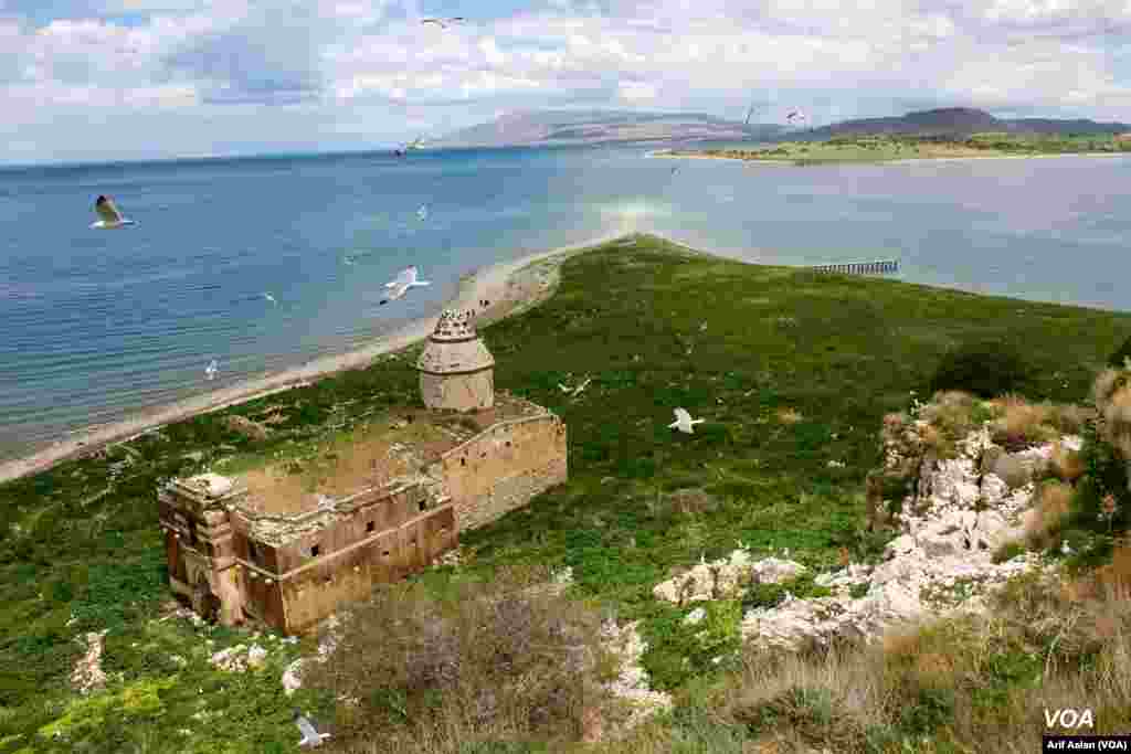 &#199;arpanak Island or Ktuts Island