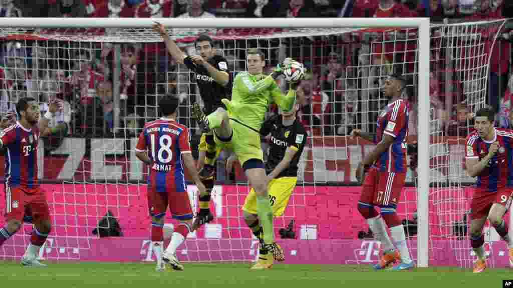 Le gardien de but du Bayern Manuel Neuer sauve une balle lors du match de football de première division allemande de la Bundesliga entre le FC Bayern et le Borussia Dortmund dans l&#39;Allianz Arena à Munich, Allemagne, le samedi 1 novembre 2014.