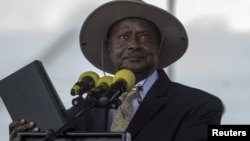 Le président ougandais Yoweri Museveni tient la bible pendant sa cérémonie le 12 mai 2016. 