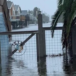 Banjir di Jamaica Beach, Texas, AS, 12 September 2020 akibat hantaman badai Beta. (Foto: INSTAGRAM @BUSABOYCP/via REUTERS)
