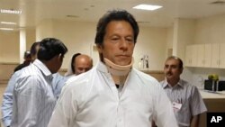 Pemimpin partai ehreek-e-Insaf Pakistan dan mantan pemain cricket Imran Khan meninggalkan rumah sakit Shaukat Khanum Memorial di Lahore, Pakistan (22/5).