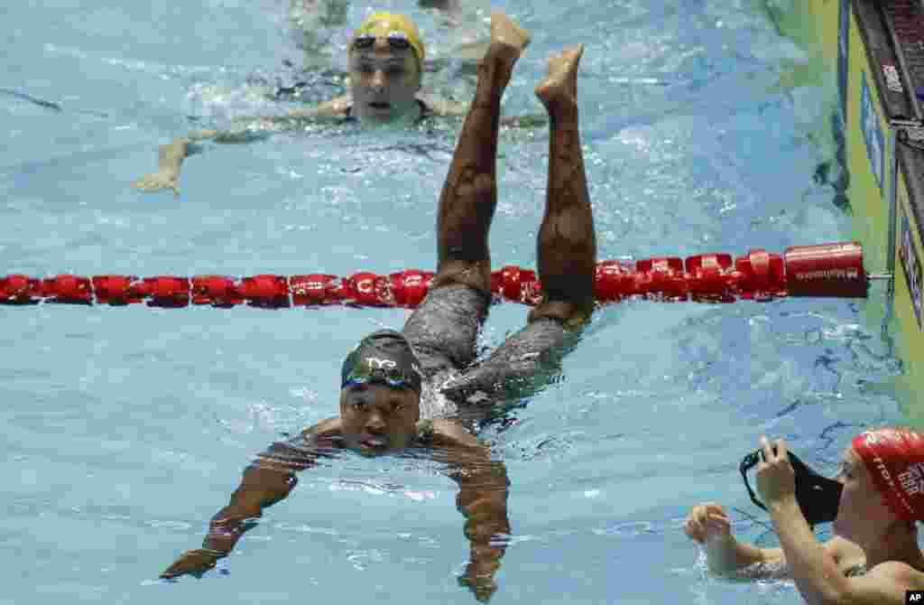 سیمونه منوئل دختر ۲۲ ساله آمریکایی از تگزاس بعد از قهرمانی در رشته پنجاه متر آزاد. او توانست در این رشته در مسابقات شنای قهرمانی جهان در کره جنوبی قهرمان شود.