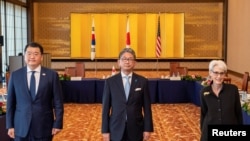 美国常务副国务卿谢尔曼(Wendy Sherman)与日本副外相森健良(中）和韩国外交部第一次官崔钟建（左）举行三方会谈（路透社2021年7月21日）