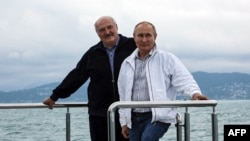 Ruski predsednik Vladimir Putin i beloruski predsednik Aleksandar Lukašenko poziraju za vreme vožnje brodom na Crnom moru, 29. maja 2021.