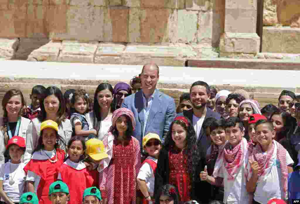 عکس یادگاری شاهزاده ویلیام با کودکان اردنی و سوری یک مدرسه، هنگام بازدید از شهر باستانی جرش در امان پایتخت اردن &nbsp;