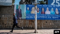 Igicapo c'imyiyamamazo kiriko abakandida bo ku ruhande rw'umushikiranganji wa mbere Abiy Ahmed i Addis Abeba, muri Éthiopie, le 20 avril 2021.