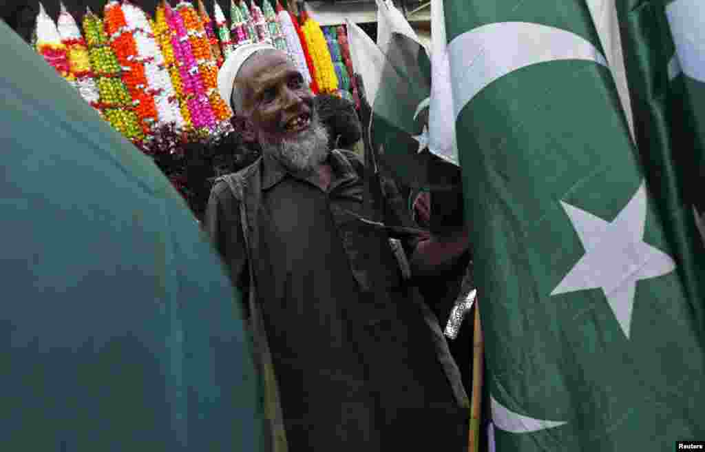پاکستان کے مختلف شہروں کے گلی، کوچوں میں عمارتوں اور گھروں پر قومی پرچم لہرائے گئے ہیں۔