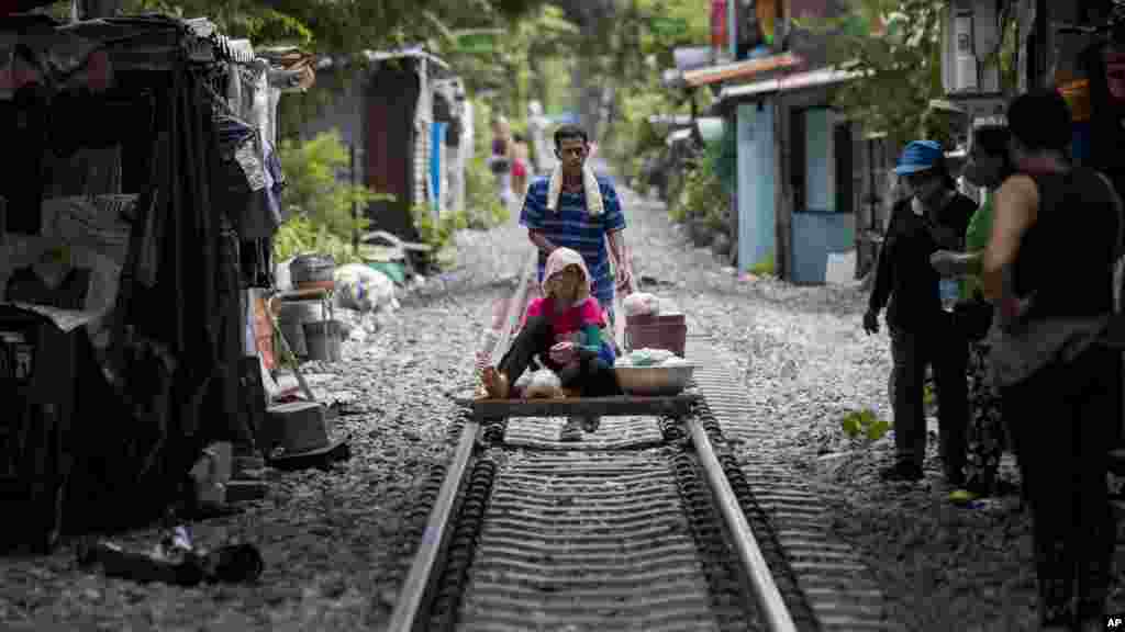 ထိုင်းနိုင်ငံ ဘန်ကောက်မြို့က မီးရထားသံလမ်းမှာတွေ့ရတဲ့&nbsp;မြင်ကွင်း။ (ဇွန် ၂၅၊ ၂၀၂၀)