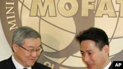 김성환 외교통상부 장관(좌)과 마에하라 외무상(우)