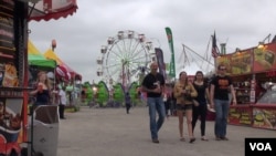 In spite of some light rain and gusty winds, hundreds of people came out for the crawfish festival, held at a racetrack in Brazoria County, Texas. (G. Flakus/VOA)