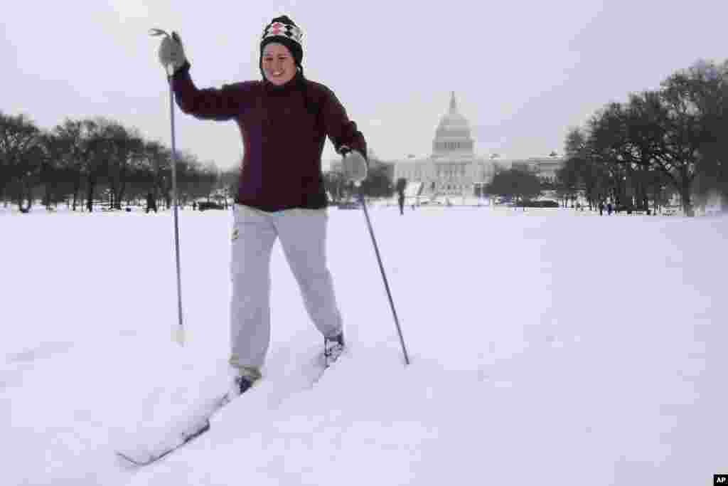 Skijama preko National Mall in Washington, D.C., Feb. 13, 2014. 