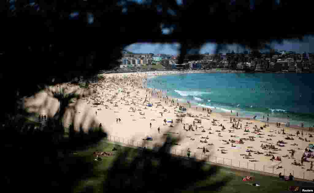 Hundreds of beachgoers crowd Sydney&#39;s Bondi Beach, during a heatwave that hit Australia&#39;s largest city. Australia&#39;s Bureau of Meteorology recorded temperatures over 40 degrees Celsius (104 Fahrenheit) on Friday.