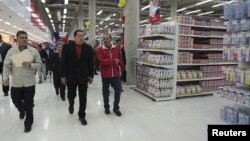 El presidente de Venezuela, Hugo Chávez, recorre unos de sus supermercados bicentenarios en Caracas.
