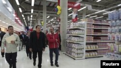 El presidente de Venezuela, Hugo Chávez, recorre unos de sus supermercados bicentenarios en Caracas. La cadena inició luego de que el mandatario ordenó la expropiación de los mercados al grupo de almacenes Éxito, de Colombia.