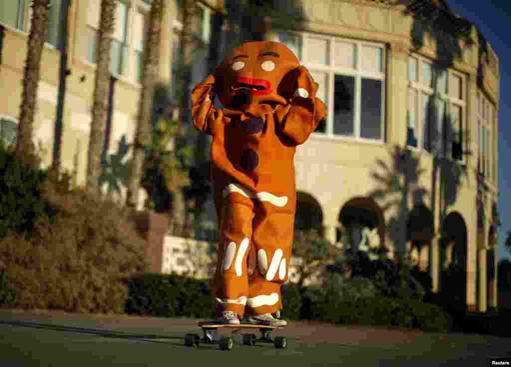 Che Ereftheriou, 12, skateboards in his Gingerbread Man Halloween costume in Santa Monica, California, Oct. 31, 2013.