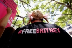 แฟนเพลงของบริตนีย์กว่า 100 คน ที่รวมตัวกันเคลื่อนไหวภายใต้แฮชแทค #FreeBritney มารวมตัวกันที่หน้าศาลในนครลอสแองเจลิส ก่อนการให้การของบริตนีย์ เมื่อ 23 มิถุนายน 2021 (REUTERS/Mario Anzuoni)