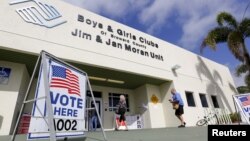 15일 미국 플로리다주 디어필드비치에 마련된 대선 예비선거 투표소에 유권자들이 들어가고 있다.