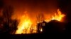 Rumah-rumah terbakar saat kebakaran hutan merambah ke proyek pembangunan perumahan, 30 Desember 2021, di Superior, Colorado. (Foto: AP)