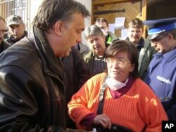 Hungarian Prime Minister Viktor Orban meeting an anxious villager in Devecser after talks with the local mayor