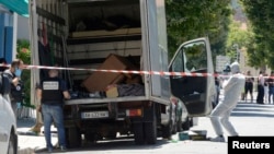 15일 프랑스 경찰이 전날 니스에서의 테러 공격에 사용된 트럭 내부를 조사하고 있다.