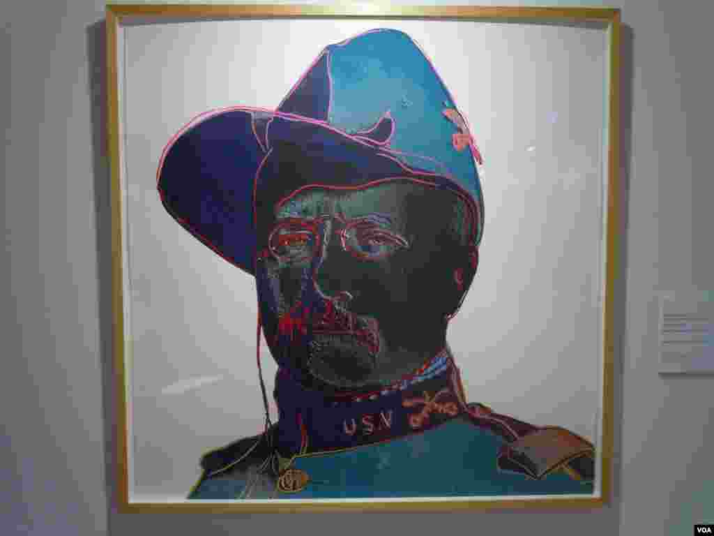 &quot;Teddy Roosevelt,&quot; parte da s&eacute;rie &quot;Cowboys e &Iacute;ndios&quot; de Andy Warhol, um trabalho de 1986. (VOA/J.Taboh) 