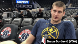  Nikola Jokic des Denver Nuggets parlant au service serbe de la VOA (Foto: VOA/Braca Djordjevic)